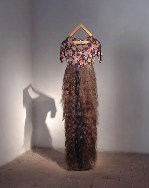 <p>Gran animal | tejido de pelo humano sobre red anti-pájaros | 280 cm x 600 cm | 2007-2008</p>
