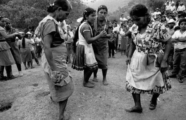 <p>Mujeres Tojolabales en una fiesta del EZLN</p>

