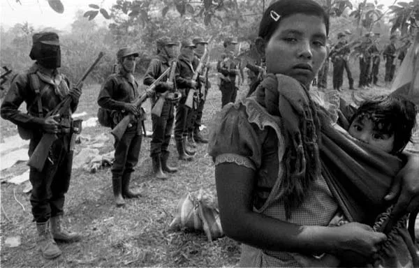 <p>Jovencita de 16 años con su hijito, y el Ejército Zapatista</p>
