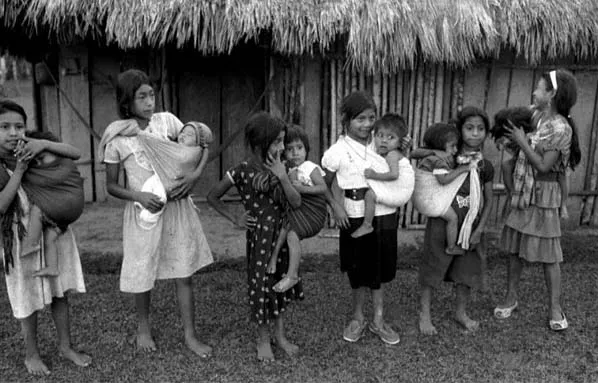 <p>Niños Tojolabales de ocho a diez años cuidando durante todo el día de sus hermanitos</p>
