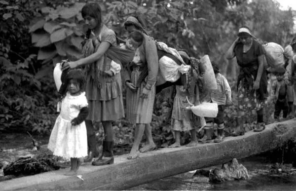 <p>Cuando el Ejército Mexicano trató de capturar al Sub-Comandante Marcos y a la dirigencia Zapatista, comunidades enteras huyeron hacia la selva con lo que podían cargar en sus espaldas.</p>
