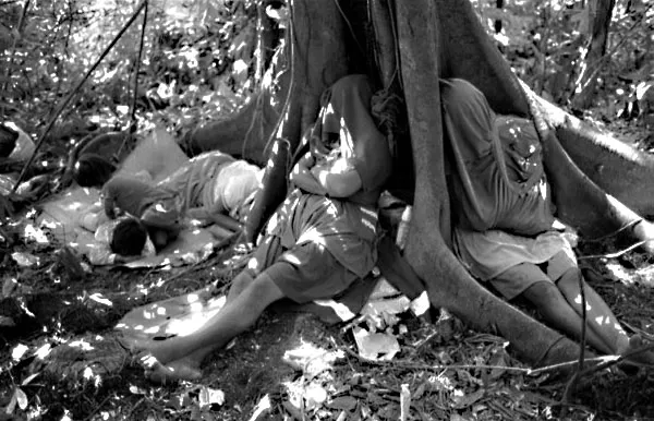 <p>Mujeres Tojolabales ocultandose para no ser vistas por los helicópteros y aviones del Ejército Federal que sobrevuelan el territorio Zapatista</p>

