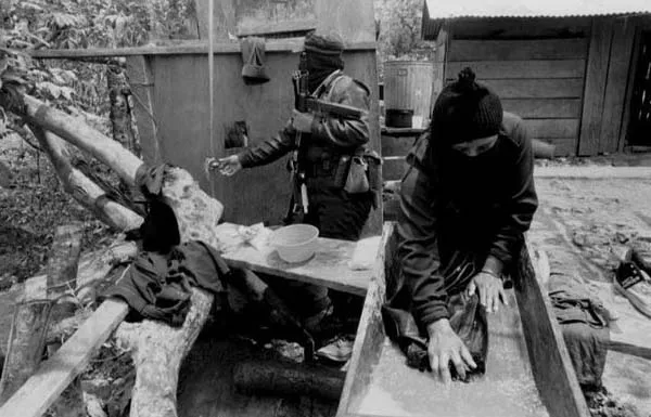 <p>Mujer Teniente Zapatista lavando su uniforme</p>
