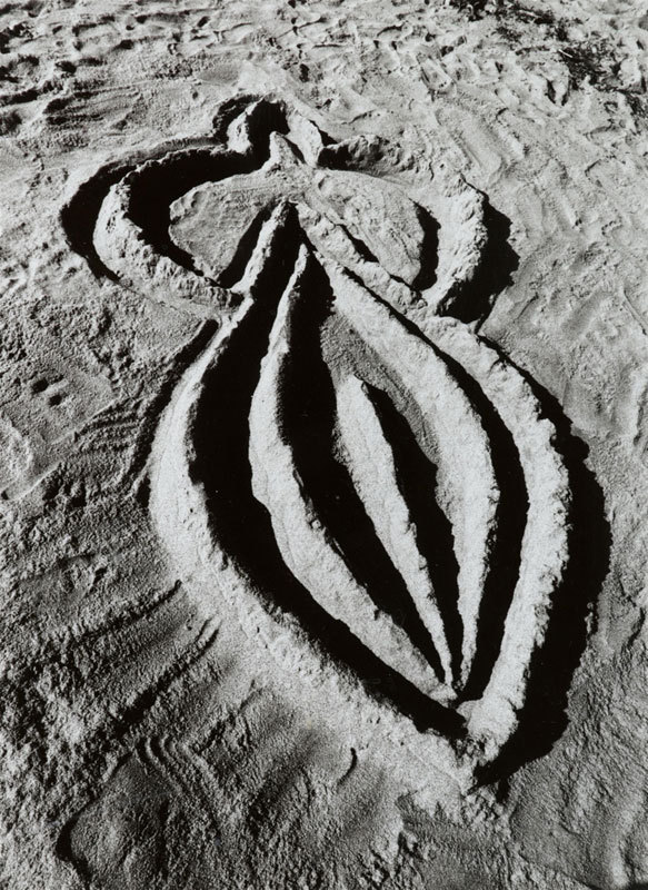 Ana Mendieta. Sandwoman