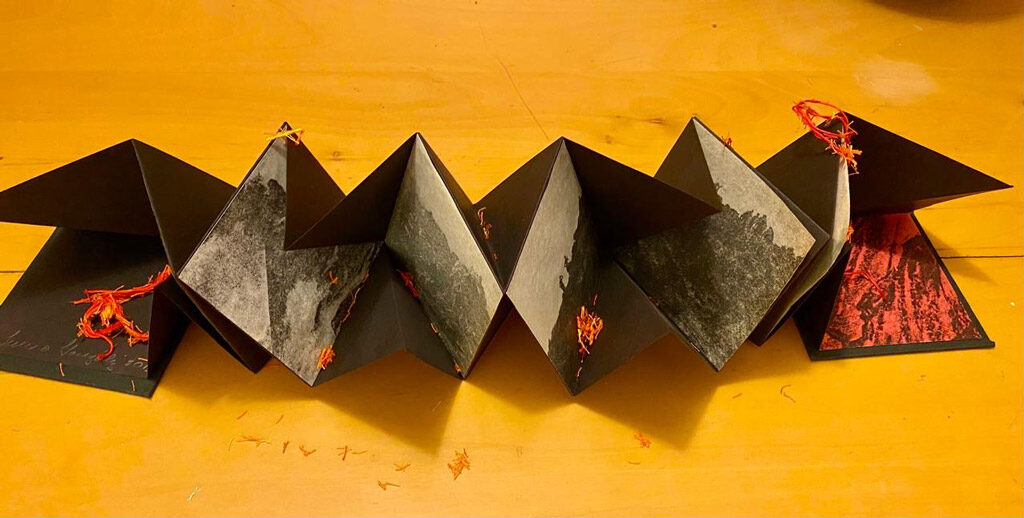 Pacaya, Guatemala, 2010 <br>Libro de artista. Plata gelatina, impresión, transfer de fotocopia a papel algodón 15 x 80 cm
