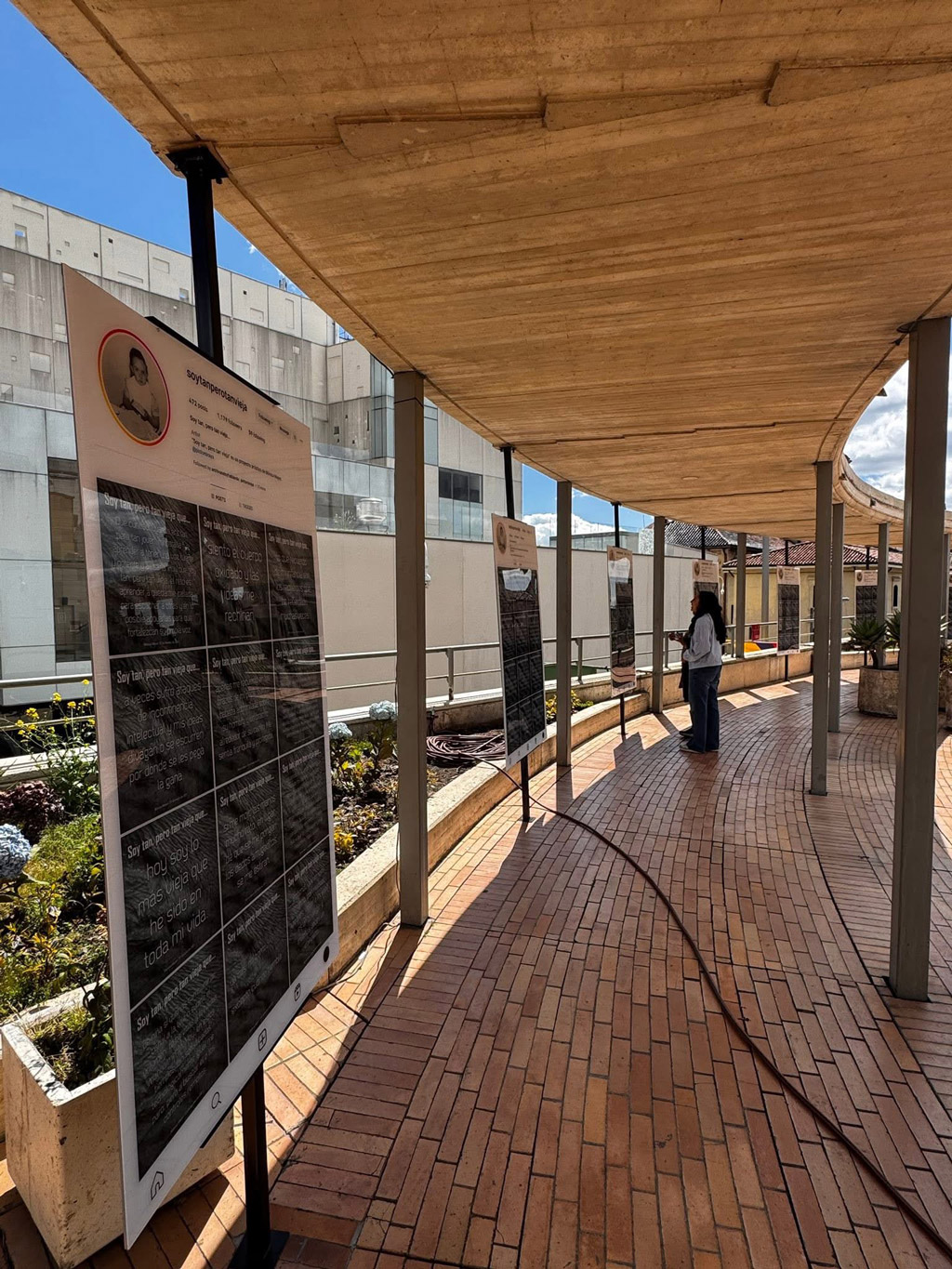<p>Soy tan, pero tan vieja en BOG25. 2025. 10 paneles de 150 x 90 cm. Impresión sobre acrílico. Centro Cultural Gabriel García Márquez del Fondo de Cultura Económica, Bogotá, Colombia</p>
