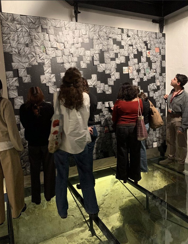 <p>Soy tan, pero tan vieja en el Claustro de Sor Juana 1. 2025. 2 x 3 mt con 880 respuestas. Impresión sobre papel. Exposición Hablando se entiende la gente, Claustro de Sor Juana, CDMX, México.</p>
